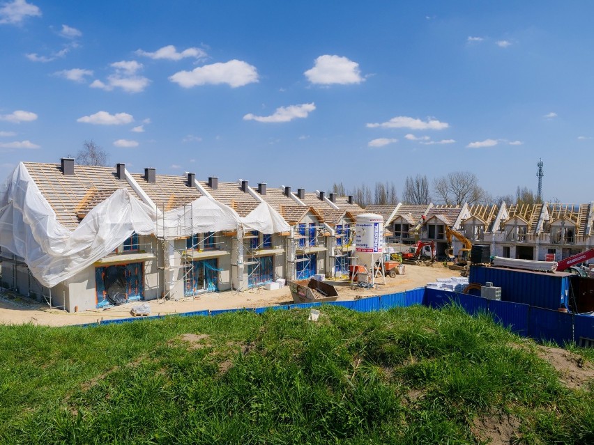 Budowa pierwszych domów w Kwiatowej Dolinie w Sosnowcu jest...