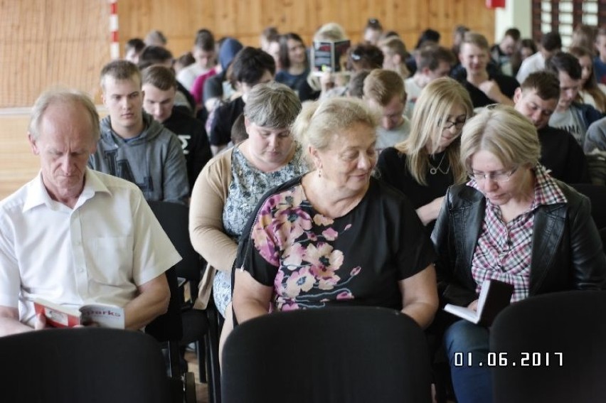 Około 250 osób w ZSP nr 2 w Łowiczu wspólnie czytało ulubione książki [Zdjęcia]