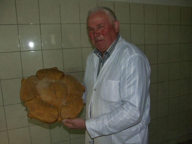 Karol Troszok wypiekł pierwsze chleby - R&oacute;ża Lutra