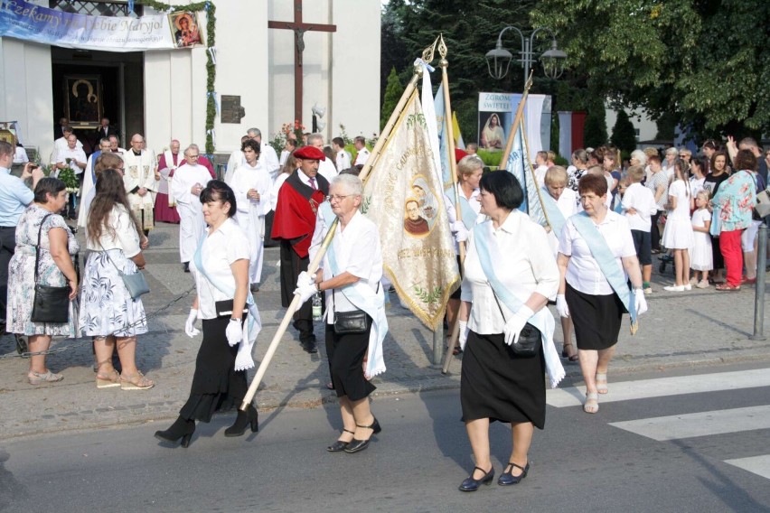 Procesja przez miasto z jasnogórskim wizerunkiem Matki...