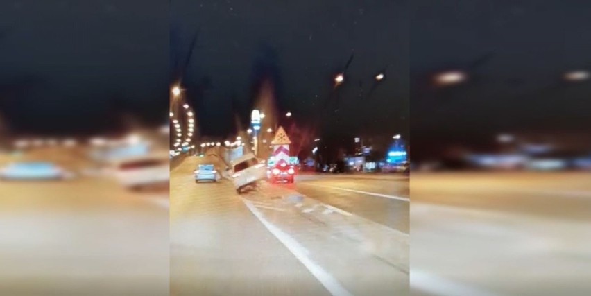 W centrum Kielc golf wjechał na barierki. Kierowca nie był w stanie dmuchnąć w alkomat. Zobacz film!