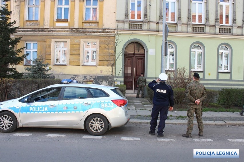 Policja wspólnie z wojskiem sprawdzają, czy legniczanie stosują się do kwarantanny