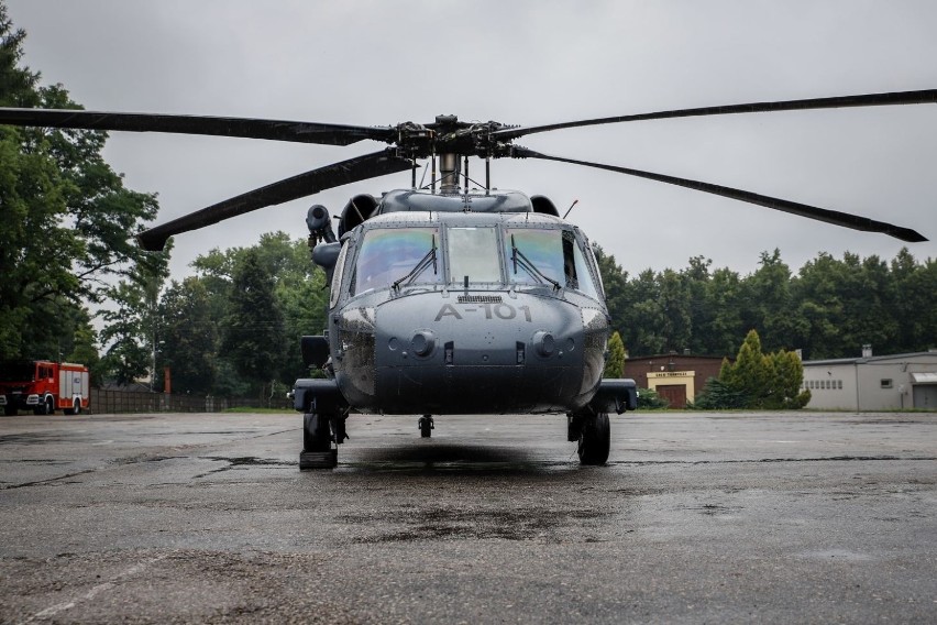 Policyjny wielozadaniowy śmigłowiec S-70i Black Hawk nad kieleckimi galeriami handlowymi [WIDEO]