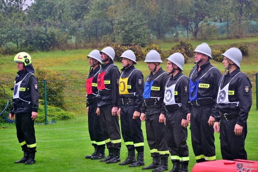 Rywalizowali w strugach deszczu. To były Powiatowe Zawody Sportowo - Pożarniczej OSP w Wierzbicy. Zobacz zdjęcia