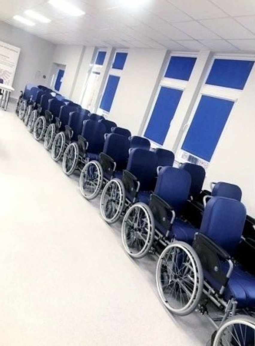Społecznicy z Ukrainy przekazali wózki inwalidzkie dla szpitala w Dzierżążnie