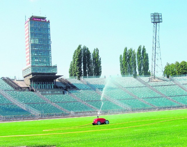 W październiku 2009 roku rozpoczęła się przebudowa. Miała potrwać 21 miesięcy i kosztować 360 milionów zł. Dzięki modernizacji stadion zyska 8 tys. miejsc więcej.