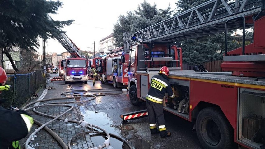 Pożar w warszawskich Włochach. Spłonęło mieszkanie w bloku. Nie żyje jedna osoba