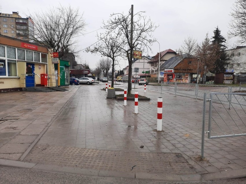 Drogowcy zagrodzili teren, nie da sią zaparkować przed pocztą w Kielcach     