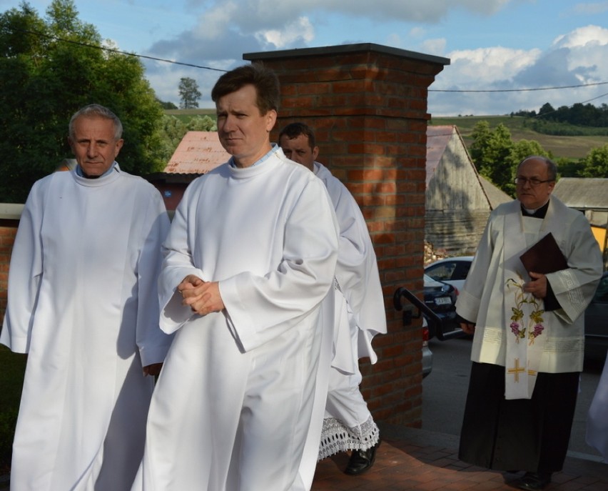 Poświęcenie odremontowanego kościoła w Sianowie i wprowadzenie relikwii Pawła VI