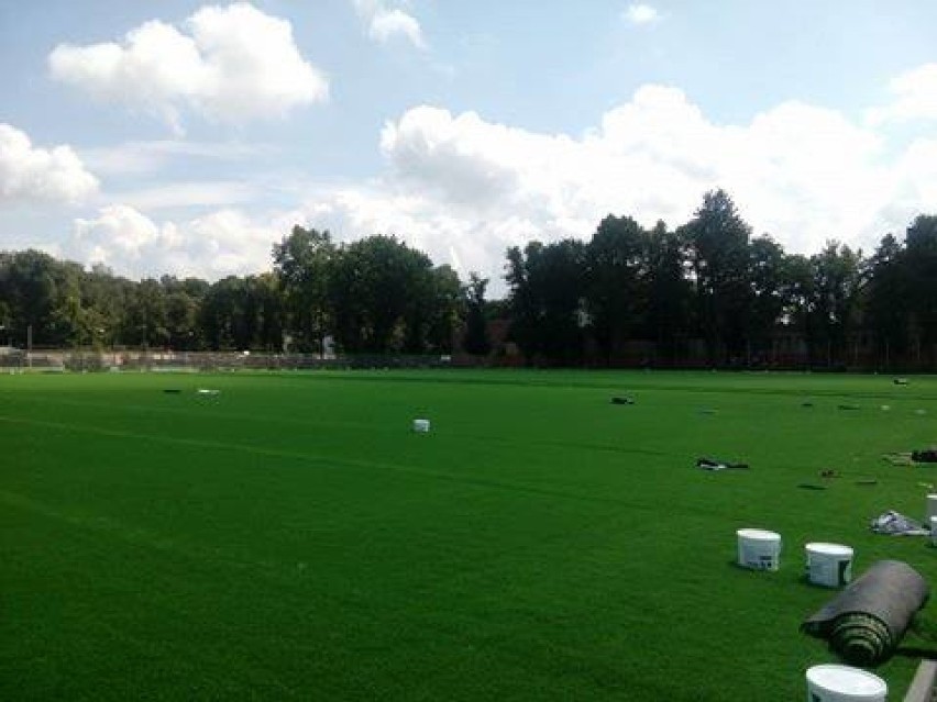 "Rośnie" trawa na sztucznym boisku przy stadionie