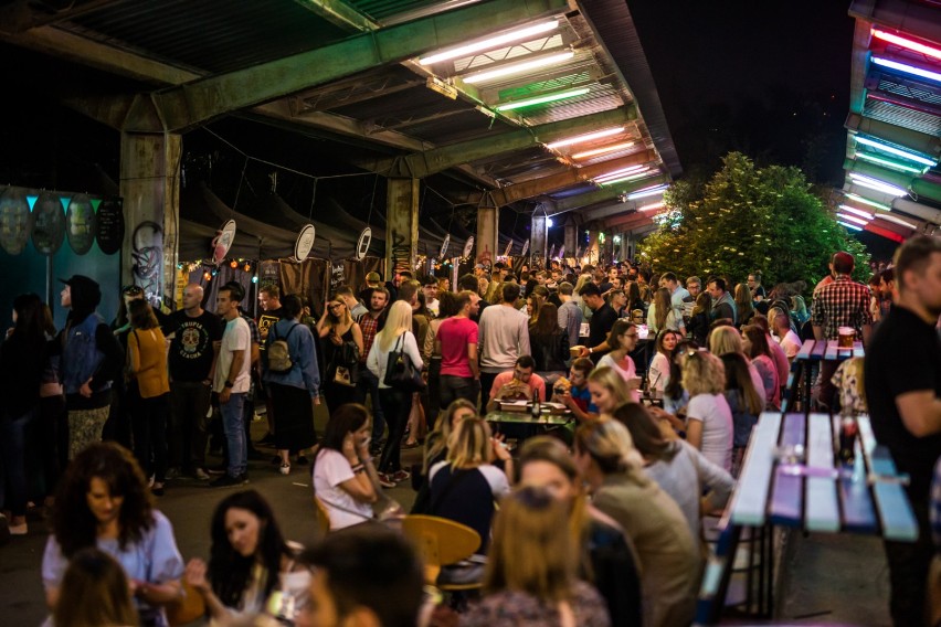 To tu w ciepłe weekendowe noce spotyka się Warszawa. Nocny...