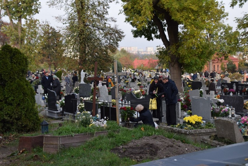 Wszystkich Świętych: Gnieźnianie odwiedzili groby swoich bliskich [FOTO]