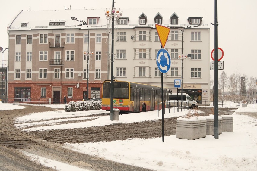 Zima zagościła w Śródmieściu Wałbrzycha. Trwa odśnieżanie - zobaczcie zdjęcia