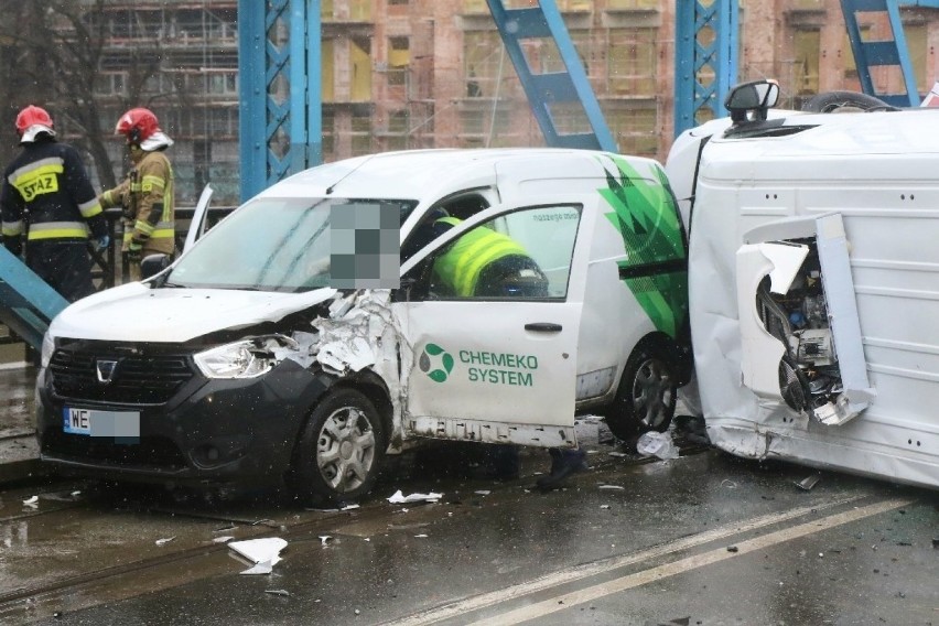 Koszmarny wypadek na moście Sikorskiego we Wrocławiu. Bus leży na boku!