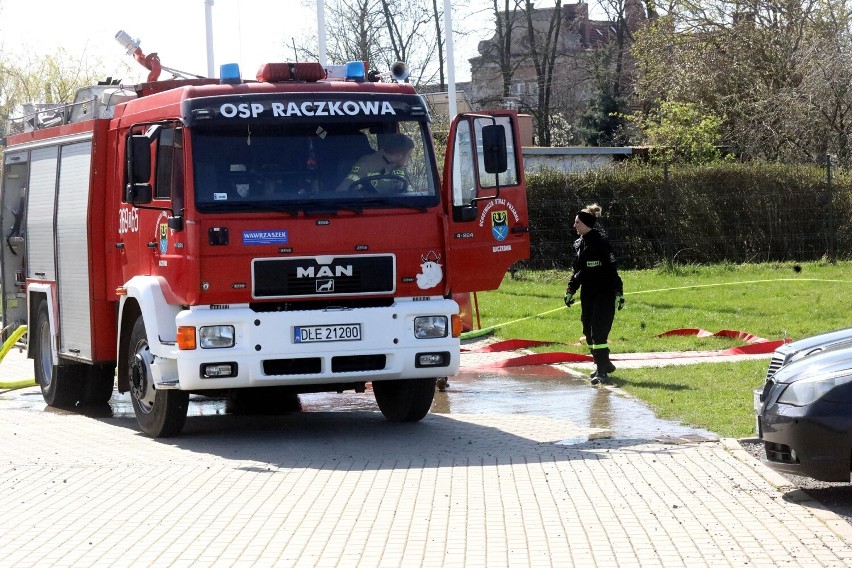 Tegoroczny Śmigus Dyngus w OSP Raczkowa. Nie było zwycięzców, wszyscy byli mokrzy