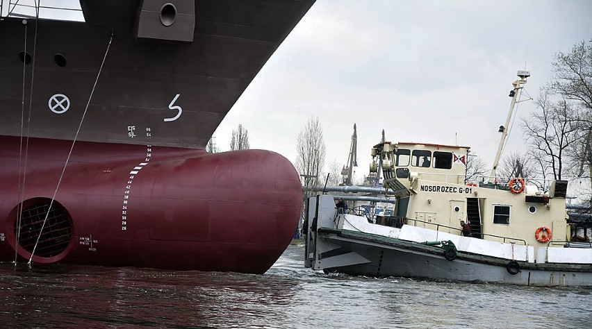 Gdańsk: Zdjęcia z wodowania bocznego statku w stoczni Remontowa