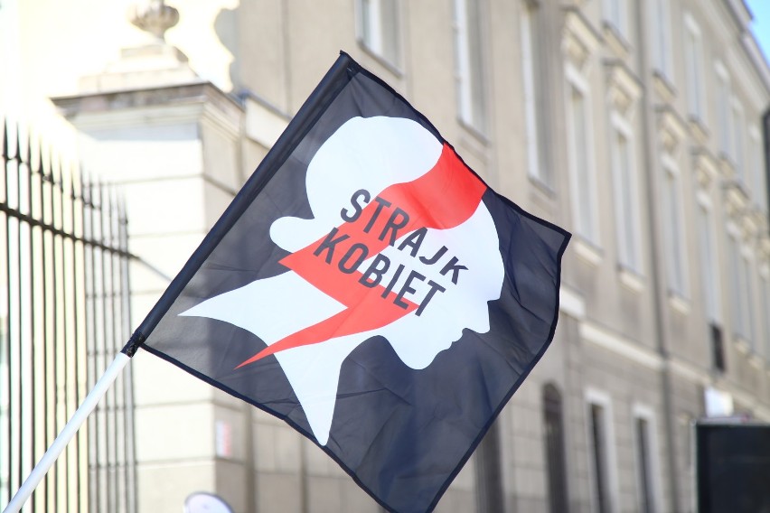 Warszawski Strajk Kobiet. Protest przed siedzibą...