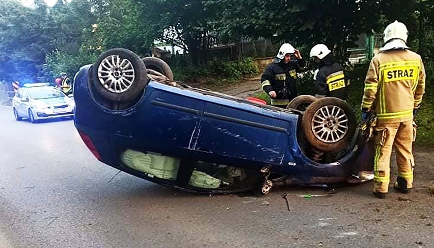 Dachowanie fiata punto na drodze pod Nowym Sączem