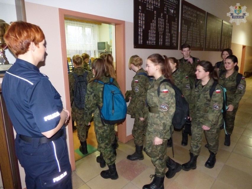 Zajęcia lęborskich policjantów w klasie mundurowej