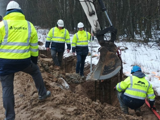 Wizyta dziennikarzy na budowie zapory na granicy polsko-białoruskiej 27.01.2022