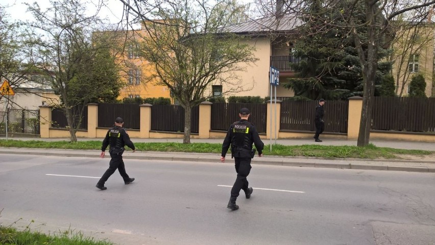 Policjanci zaglądali pod zaparkowane auta i za płoty posesji...