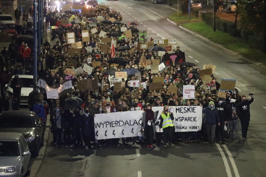 Strajk Kobiet w Legnicy. Protestujący spotkali się z kibicami - klasa po obu stronach