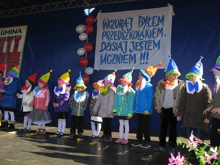 Pasowanie na ucznia i przedszkolaka w szkole w Szelejewie.