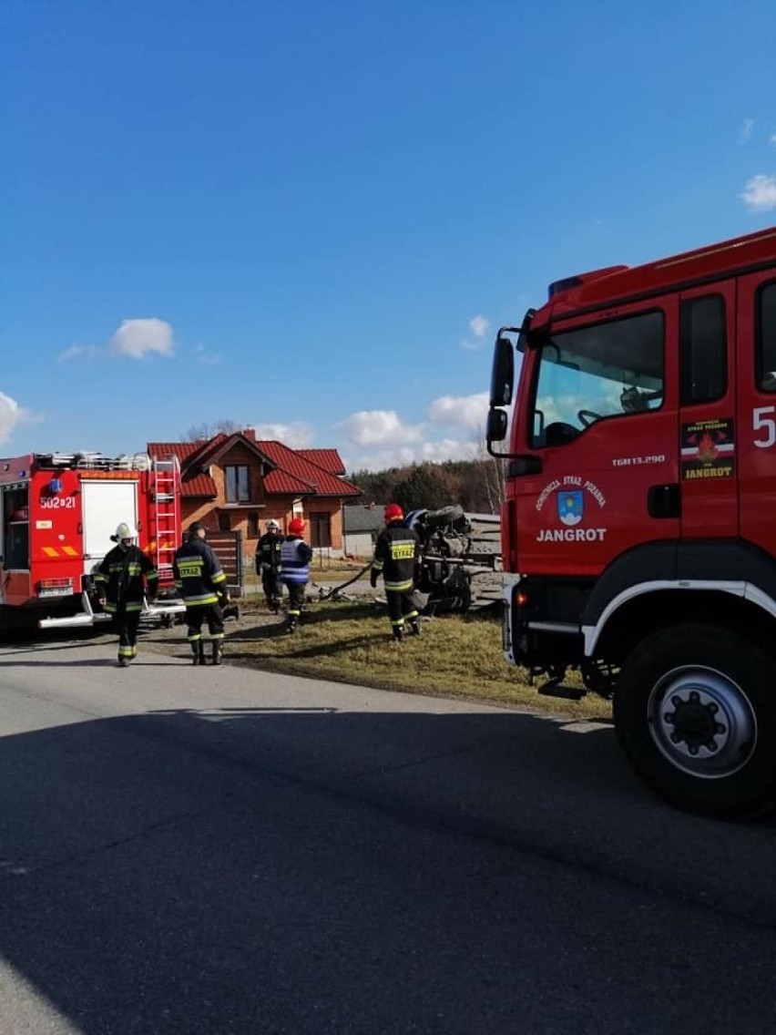 Groźnie wyglądająca kolizja w Trzyciążu. Samochód ściął ogrodzenie 