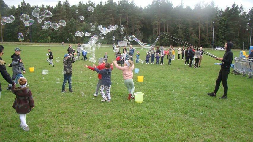 Festiwal Baniek Mydlanych na osiedlu Sportowa w Lęborku. Bawili się dzieci i dorośli
