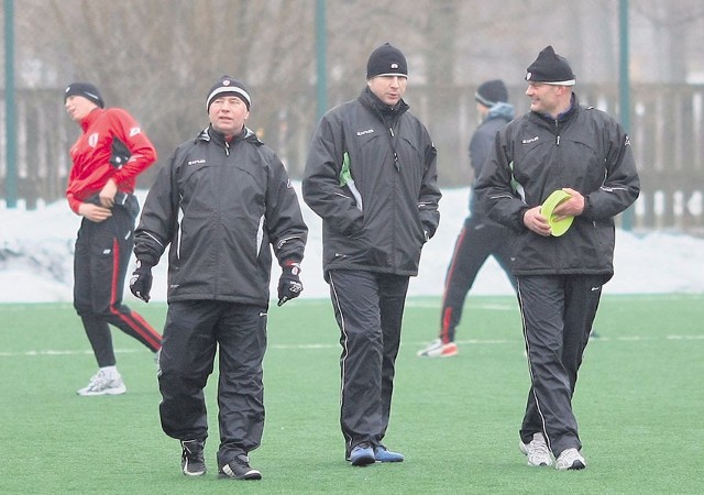 Z trzech trenerów ŁKS - od lewej: Andrzeja Pyrdoła, Krzysztofa Adamowicza i Dariusza Bratkowskiego, zdrowy jest tylko ten drugi.