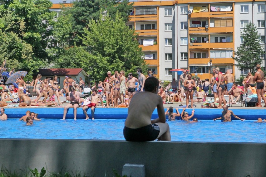 W Krakowie jest za mało odkrytych basenów. Kiedyś było ich więcej