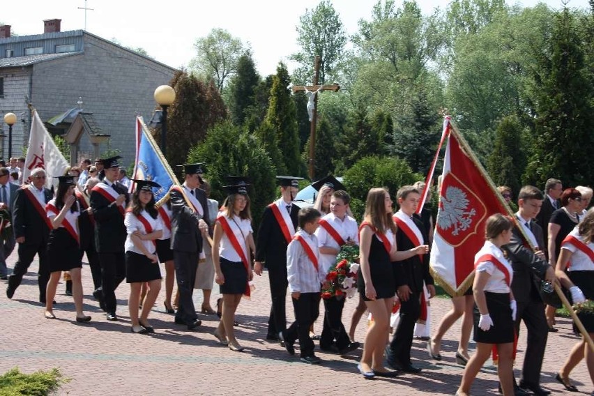 Myszków: Setki osób uczestniczyło w mszy św., pochodzie i składaniu wiązanek