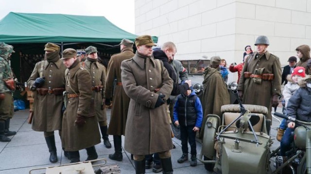 Z okazji Narodowego Dnia Żołnierzy Wyklętych w Warszawie zorganizowano kilka przemarszów. Zarejestrowano także zgromadzenia publiczne. Na godz. 15 zaplanowano uroczystości z udziałem władz państwowych w Muzeum Żołnierzy Wyklętych i Więźniów Politycznych PRL (ul. Rakowiecka 37). O godz. 18 na placu Piłsudskiego rozpocznie się uroczysty Apel Pamięci z udziałem m. in. prezydenta Andrzeja Dudy. Po nim odbędzie się marsz na trasie pl. marsz. J. Piłsudskiego – Królewska – Krakowskie Przedmieście – pl. Zamkowy – Świętojańska.

Zobaczcie też: Kim na co dzień są rekonstruktorzy historyczni? Odpowiedzi was zaskoczą! WIDEO