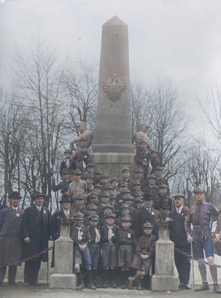Fotografia grupowa harcerzy pod Pomnikiem Wolności w...