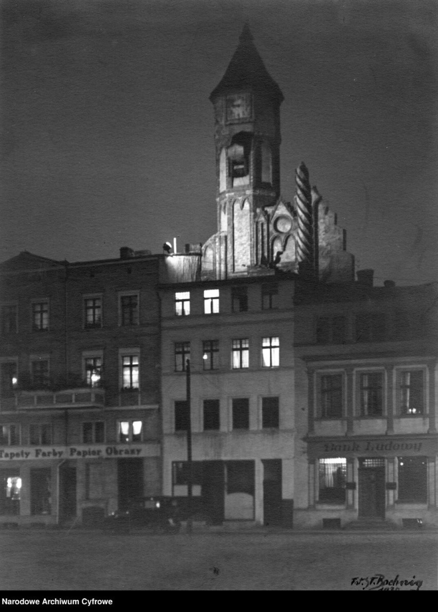 Ratusz nocą, 1930 rok.