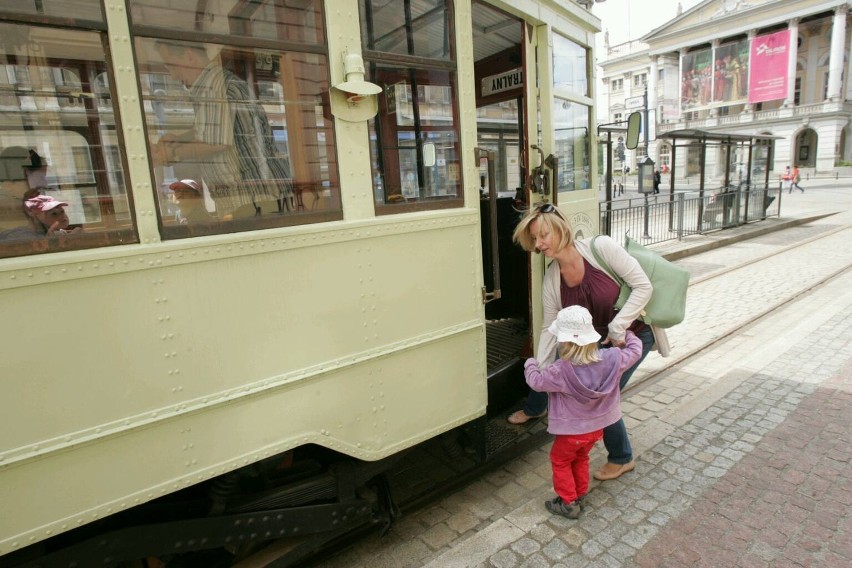 Wrocław: Ruszyły letnie kursy zabytkowego tramwaju (ZDJĘCIA)