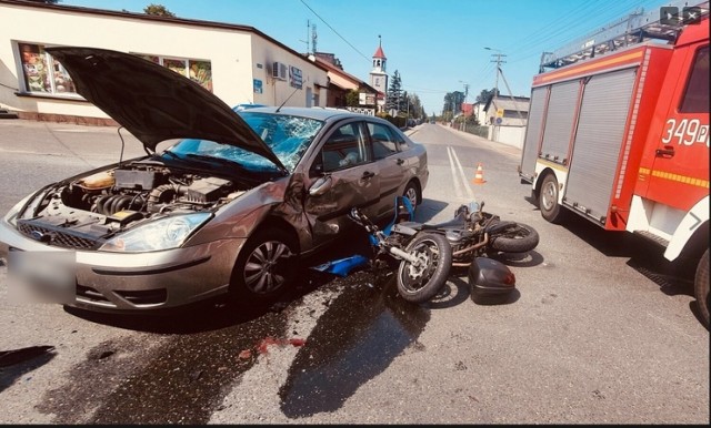 Gmina Godziesze Wielkie. Groźne zderzenie auta z motocyklem