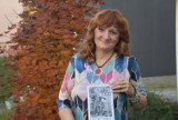 ”Gdy cały dom śpi”. Zbiór prozy i poezji Ewy Mikołaszek-Kiedrzynek świadectwem drogi, jakie przeszła autorka w walce z nowotworem