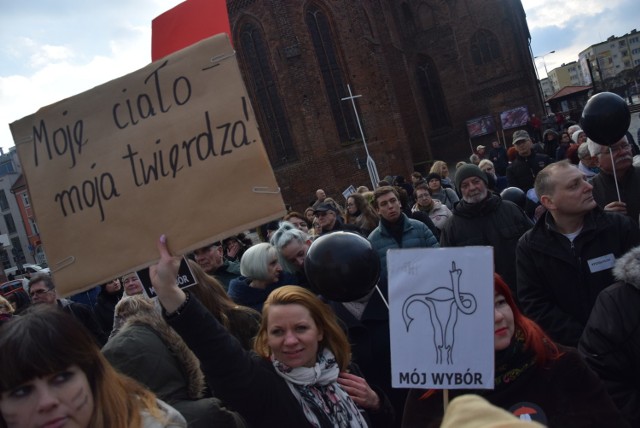 Kobiety protestowały już w zeszłym roku. Wtedy było to jezcze pod szyldem KOD-u i na Starym Rynku.