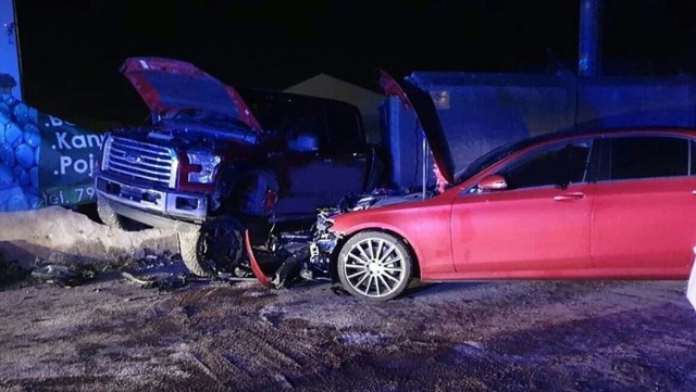 Wczoraj wieczorem (20 stycznia) po godzinie 18 na ulicy Prusa w Janikowie zderzyły się dwa luksusowe auta: mercedes i ford.

Jak informuje nas asp. szt. Izabella Drobniecka z inowrocławskiej policji, kierowca forda nie zachował należytej ostrożności i zderzył się z mercedesem. Zdarzenie wyglądało dość groźnie, jednak nikomu z jego uczestników nic poważnego się nie stało. Kierowca forda został ukarany mandatem karnym