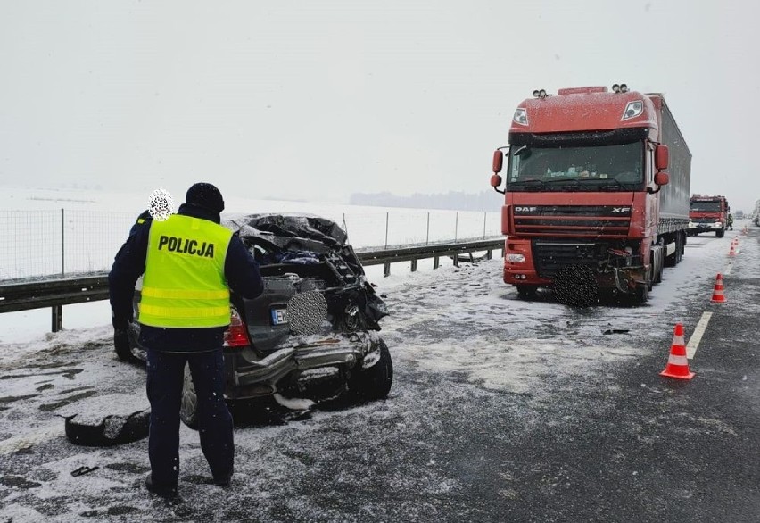 Wypadek z udziałem ciężarówki i osobówki na S 8 w gminie...