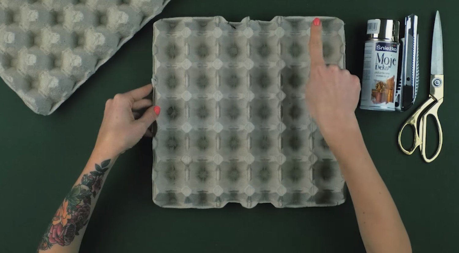 Jak zrobić ramę lustra z wytłaczanek po jajkach? [WIDEO] | Warszawa Nasze  Miasto
