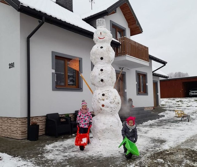 Pierwszy śnieg w powiecie jasielskim. I pierwsze bałwany.