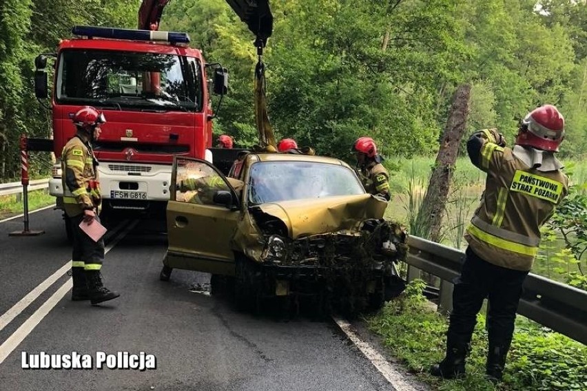 Gdy jechał z kolegą do pracy, zauważyli samochód w stawie.