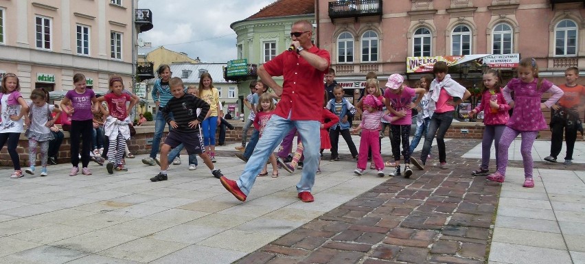 Pierwszy festyn &quot;Wyciągamy dzieci z bramy&quot; trwa w Rynku Trybunalskim