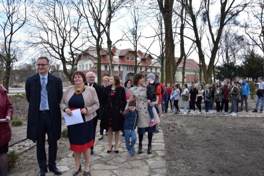 Pruszcz Gd.: Ławeczki prof. Szymona Pawłowskiego i dyrektor Marii Dowgiert stanęły w Parku z Gruszą [ZDJĘCIA, WIDEO]