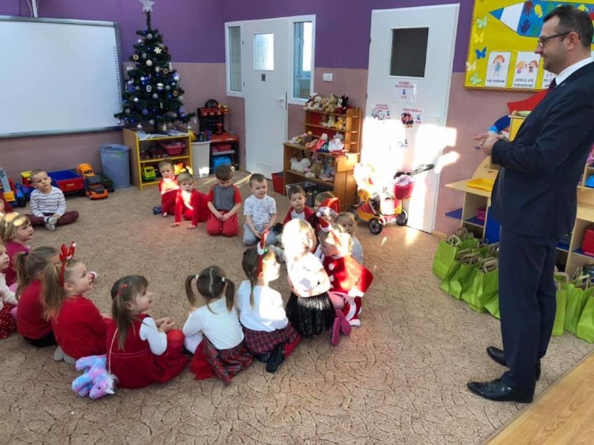 Burmistrz Warty wcielił się w rolę Świętego Mikołaja i odwiedził przedszkolaki [FOTO]
