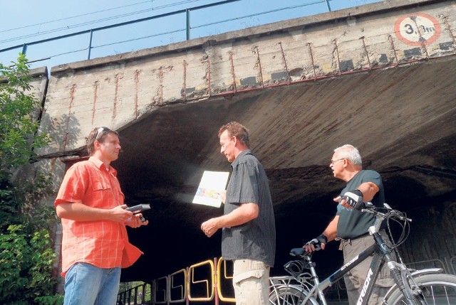 Piotr Bobrowski, Marek Kępa i Marian Zgryzek walczą o to, by wiadukt został wyremontowany