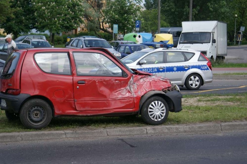 Na Wojska Polskiego w Kaliszu koparka staranowała fiata