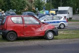 Wypadek w Kaliszu. Koparka staranowała fiata